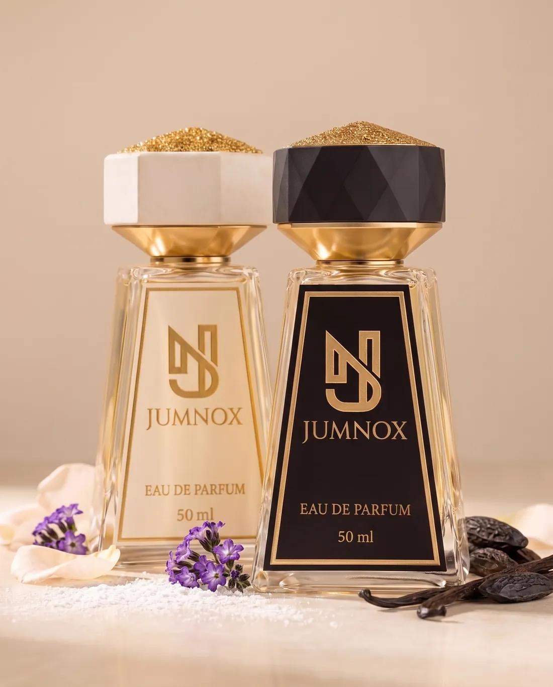 JUMNOX KRN37 KAR — misk niş parfüm; siyah ve krem şişe yan yana, kokunun malzemeleriyle, 50 ml Eau de Parfum